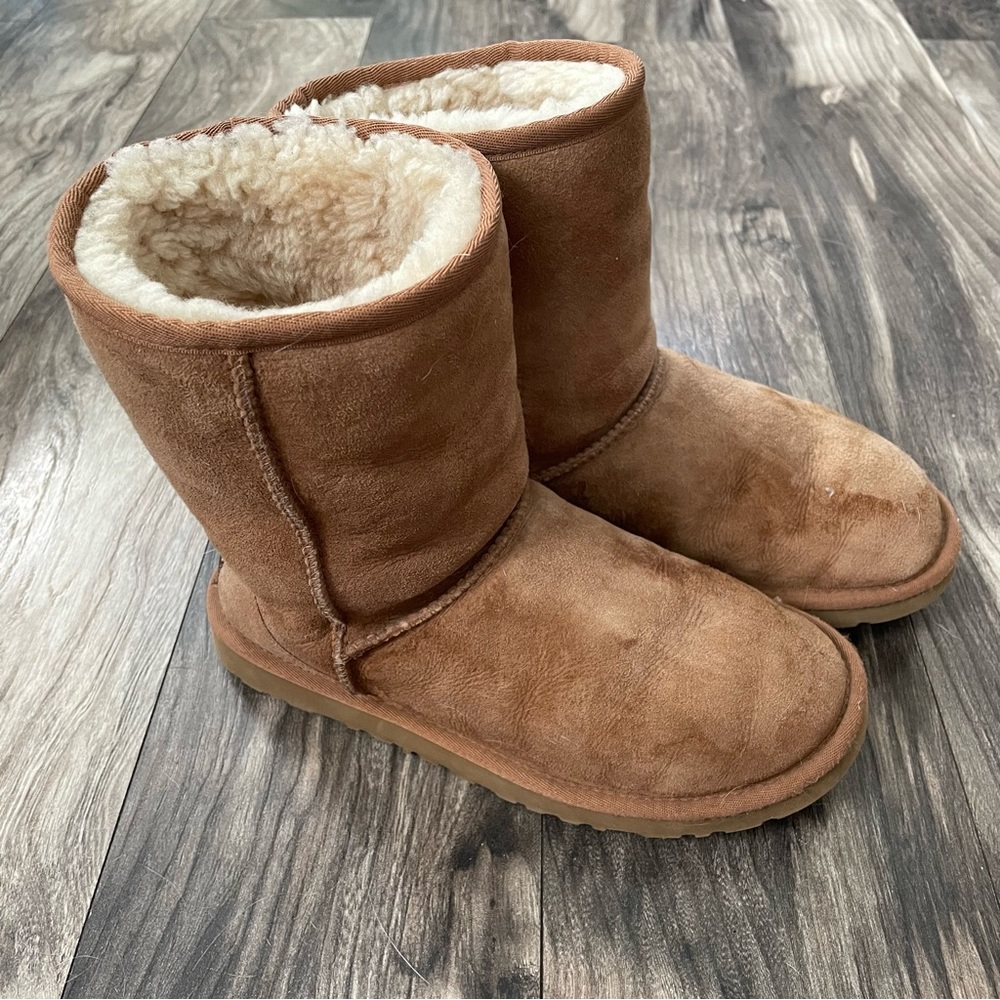 UGG Australia Women’s Classic Short Boot size w6